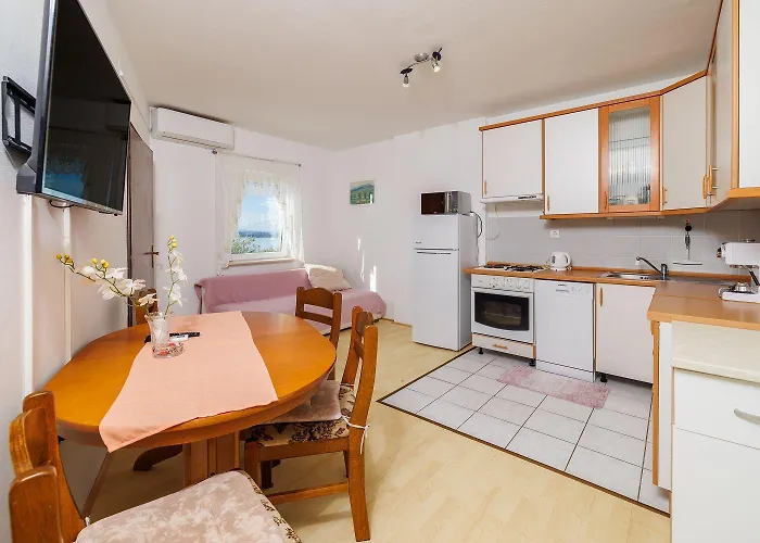 Beschauliches Nur 500 Meter Zum Mit Meerblick Und Waschmaschine * Crikvenica